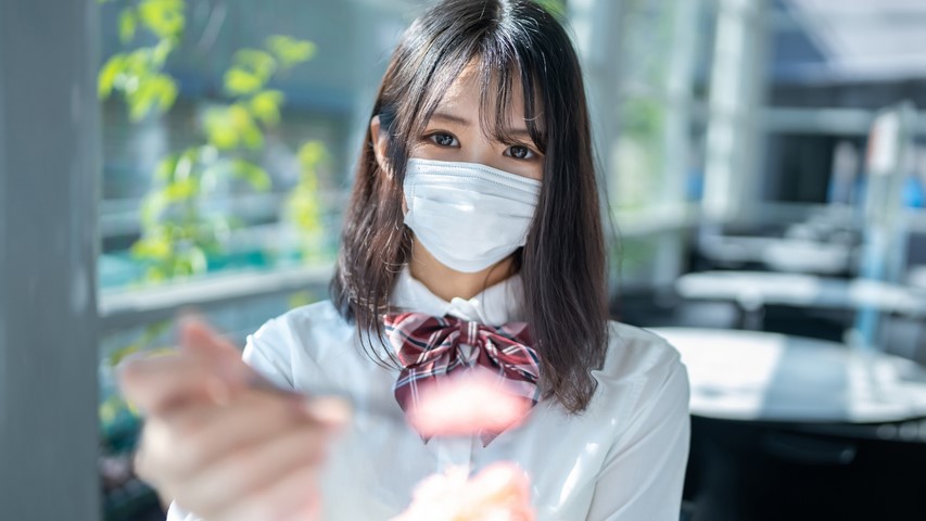 FC2-PPV-3096250 初撮影！【無修正】幼さの残る色白清楚な美◯女J◯の胸には完熟美巨乳が備わっていた・・・巨乳を揺さぶり続けメリメリと音が出そうな程狭い膣に2回中出し！！